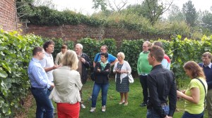 Clos groep goed aan het luisteren